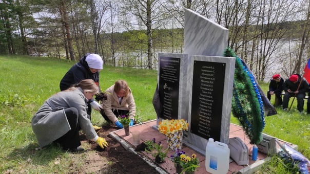 Вчера, у мемориала на месте захоронения солдат, погибших в годы Великой Отечественной войны в Вишкильских военных лагерях прошло мероприятие